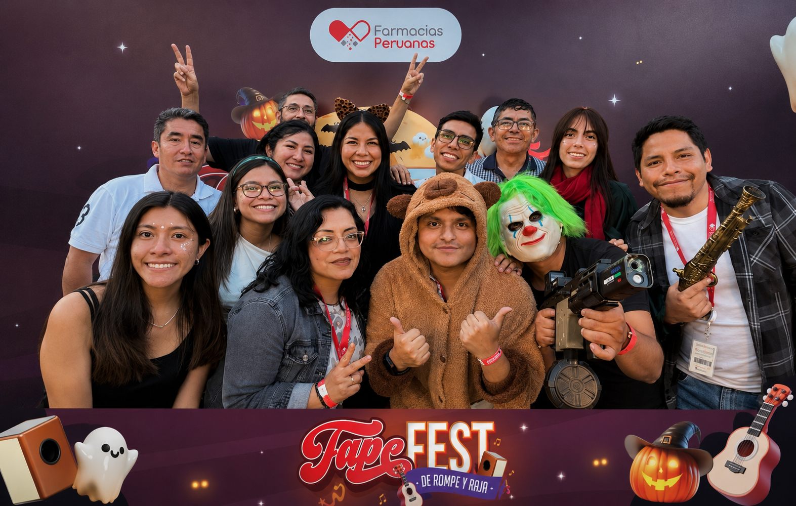Grupo grande de invitados disfrazados en la activación de Halloween de una marca