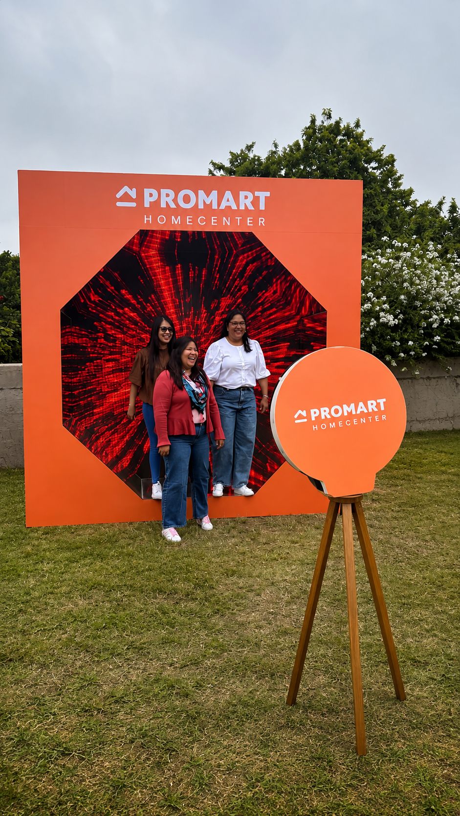 Invitadas posando frente al backdrop interactivo de una activación de marca